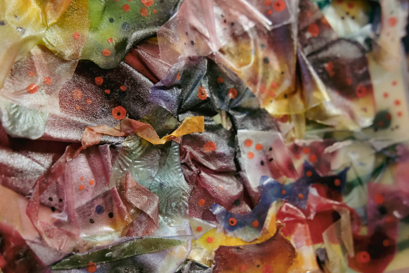 Makro kolorowych próbek bioplastiku z alg, faktura w odcieniach zieleni, purpury i pomarańczu